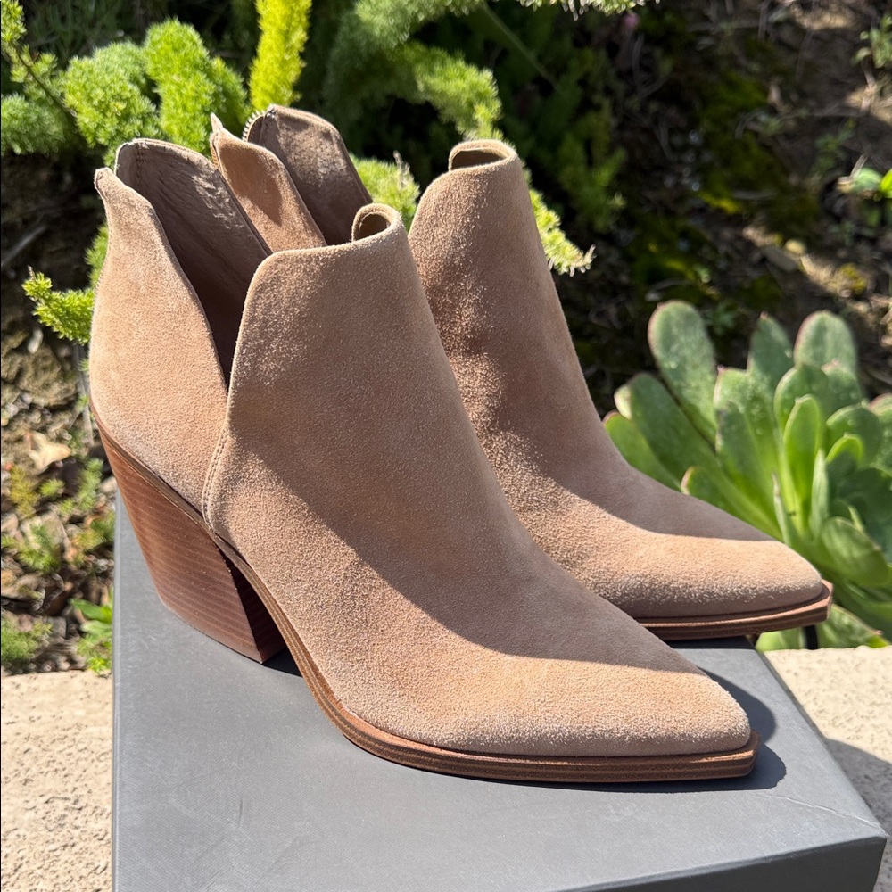 Vince Camuto gigietta boots suede tan 10